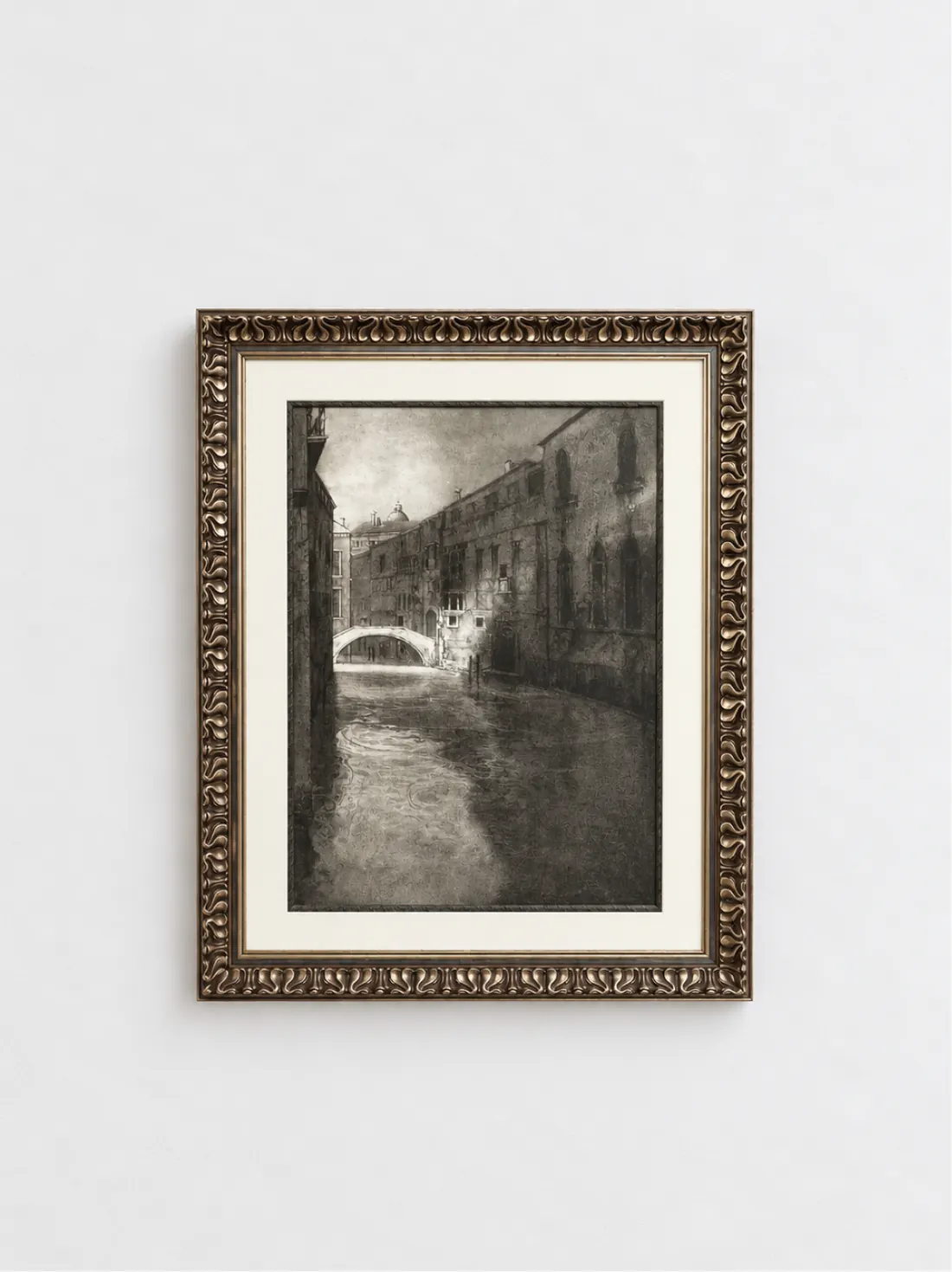 Pintura en blanc i negre d'un pont sobre un riu, amb marc daurat de talla ornamental.